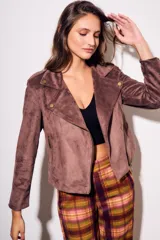 Campera estilo biker de gamuza sintética color malva o marrón rosado, con cierre asimétrico y detalles de tachas doradas en solapas y hombros.