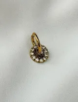 Arito dorado con forma circular, centro negro y strass blancos alrededor. Se vende por unidad.