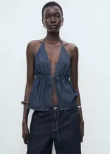 Pantalón de jean wideleg de tiro bajo con cierre de botón y cremallera, cinco bolsillos y diseño largo.