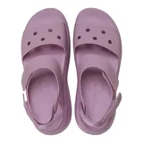 Sandalia negra de plataforma con suela gruesa y texturizada. Presenta una tira ancha sobre el empeine y una correa ajustable en el talón con cierre de velcro.