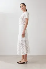 Maxi falda blanca de encaje con forro interior.