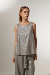 Musculosa color beige metalizado, de lino y viscosa, con cuello a la base y corte holgado.