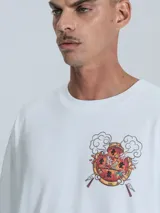 Remera blanca de manga corta con cuello redondo y calce oversize. Estampado frontal con diseño de Mickey y Minnie Mouse sobre un dragón chino, con un recipiente de comida china para llevar y la frase 'Take Away'.