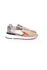 Championes urbanos color beige con detalles en animal print, blanco y marrón.