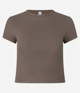 Top corto de manga corta y cuello redondo, color marrón topo, confeccionado en tejido acanalado.