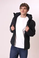 Campera puffer gris con capucha, cierre frontal con cremallera y bolsillos laterales con cierre.