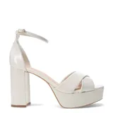 Sandalias de cuero negro con plataforma y tacón ancho, tiras cruzadas en el empeine y pulsera con hebilla al tobillo.