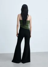 Pantalón de mujer negro, de corte acampanado y tiro alto, con bolsillos laterales y traseros.