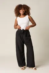 Pantalón palazzo color verde oliva, de tiro alto, con cintura elastizada y lazo ajustable.