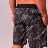 Short deportivo negro con estampado abstracto en gris y cintura elástica.