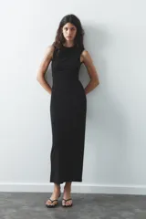 Vestido midi marrón de tejido de punto, con cuello redondo, sin mangas, drapeado en el lateral y abertura en la espalda.