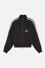 Chaqueta deportiva negra con cierre frontal, cuello alto y puños y cintura de elástico negro. Presenta franjas blancas en los hombros y el logo de Scuffers bordado en blanco en el pecho.