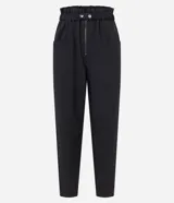 Pantalón negro de sastrería, modelo zanahoria, con tiro alto, cintura elástica con botones y cierre por cremallera. Tiene bolsillos delanteros.