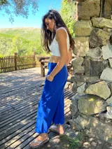 Pantalón palazzo azul eléctrico de lycra de algodón con tiro alto, piernas anchas, bolsillos laterales y faja ancha en la cintura.