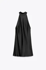 Vestido corto negro de cuello halter con lazada. Cierre en espalda descubierta con lazada y cremallera oculta en costura.