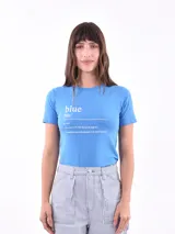 Remera celeste con estampado de la palabra 'blue' y su definición en inglés.