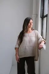 Blusa beige de lino con cuello redondo y mangas 3/4.