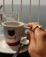 Anillo de diseño orgánico y macizo, realizado artesanalmente en bronce. Presenta una estructura abierta con dos piezas de forma irregular y textura rugosa.