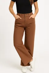 Pantalón de jean color crudo, de corte recto y tiro alto, con bolsillos delanteros y traseros.