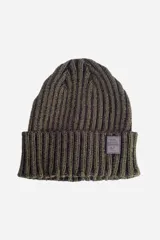 Gorro de lana tejido color verde militar con logo de goma.
