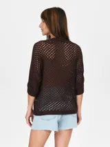 Buzo de tejido de punto calado color negro, con escote en V y mangas 3/4.