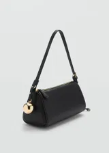 Bolso tipo baguette color negro, con asa de hombro y dije dorado en forma de esfera.