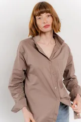 Camisa celeste de algodón, corte clásico, manga larga y cuello camisero.