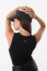 Body blanco de morley pesado, con escote deportivo y sin mangas.