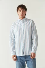 Camisa de manga larga a cuadros rojos y negros, de corte slim fit, con cuello abotonado y logo bordado en el pecho. Confeccionada en algodón.