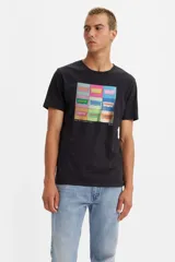 Remera negra de algodón de corte estándar con cuello redondo y estampado frontal con nueve logos de Levi's Batwing multicolores.