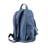 Mochila azul de poliéster con doble cierre superior, dos bolsillos frontales con cierre, dos bolsillos laterales abiertos, correa regulable y herrajes plateados.