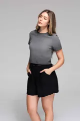 Short negro de tela liviana con cintura elastizada, bolsillos laterales y silueta suelta.