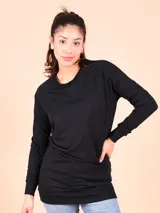 Buzo deportivo negro de manga larga y cuello redondo.