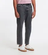 Pantalón de jean masculino, modelo slim cropped, con bolsillos delanteros y traseros.