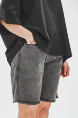 Bermuda de jean gris oscuro con efecto lavado, cintura elastizada con cordón ajustable y ruedo desflecado.