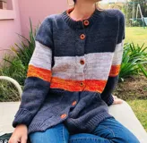 Cárdigan tejido de lana merino a rayas horizontales en tonos azul marino, gris, blanco y naranja, con botones de madera.