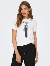 Camiseta blanca de algodón con cuello redondo y mangas cortas. Estampado frontal con ilustración de una mujer con texto "Iconic".