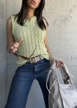 Chaleco tejido color verde claro con diseño de trenzas.