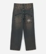 Pantalón super baggy de jeans con lavado dirty en tonos tierra, cintura con trabilla, cierre tradicional, bolsillos y bordado en el bolsillo trasero.