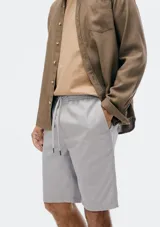 Bermuda gris con cintura elastizada y cordón ajustable.