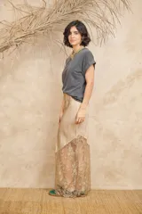 Remera gris de algodón con estampa en la espalda de un sol amarillo sobre un rectángulo fucsia con la inscripción "le Solei".