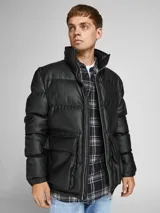 Campera puffer negra de cuero sintético con cuello alto, cierre frontal con cremallera, bolsillos delanteros con solapa y puños elásticos.
