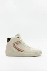 Zapatillas tipo botita color blanco de símil cuero con plataforma de 4cm, detalles metálicos y estampado animal print.