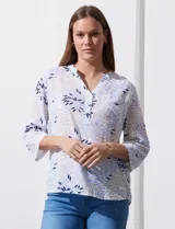 Blusa de algodón estampado marca Dash, con cuello a la base, escote en V y abertura con botones. Tiene un bolsillo en la parte delantera y mangas 3/4 regulables con presilla y botón.