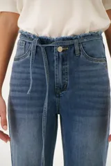 Pantalón de jean acampanado de tiro alto, color azul, con cintura desflecada y lazo ajustable.