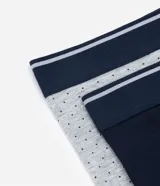 Kit de dos calzoncillos bóxer para hombre, confeccionados en media malla de algodón. Incluye un bóxer liso azul marino y otro gris con estampado de lunares. Ambos tienen cintura elástica con detalle de doble línea en contraste.