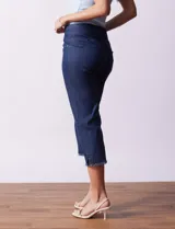 Pantalón capri de denim azul, marca Ruby Rd. Pretina ancha elastizada, bolsillos simulados delanteros, bolsillos aplicados traseros y ruedo desflecado.