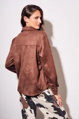 Camisa color marrón de gamuza sintética, de corte recto, con cuello clásico, cierre frontal con botones y mangas largas.