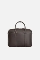 Maletín marrón con textura grabada, cierre de cremallera, bolsillo interno para dispositivos electrónicos de hasta 13 pulgadas, bolsillo frontal con cremallera, doble asa de mano y asa de hombro ajustable y extraíble.