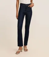 Pantalón de jean azul oscuro, de corte recto, con cintura media, bolsillos y sin estampado.